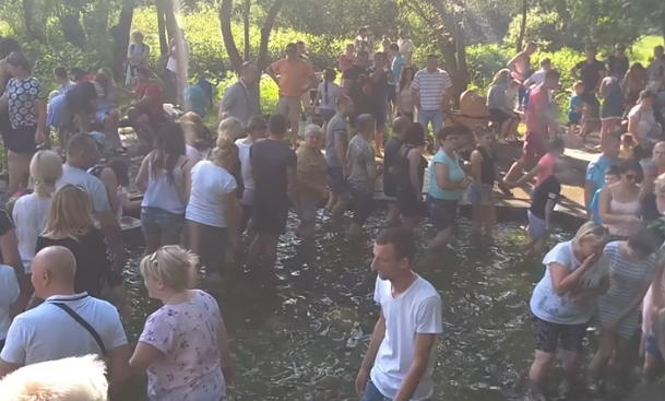 На Львівщині у розпал епідемії влаштували масове купання у “святому” джерелі: відео