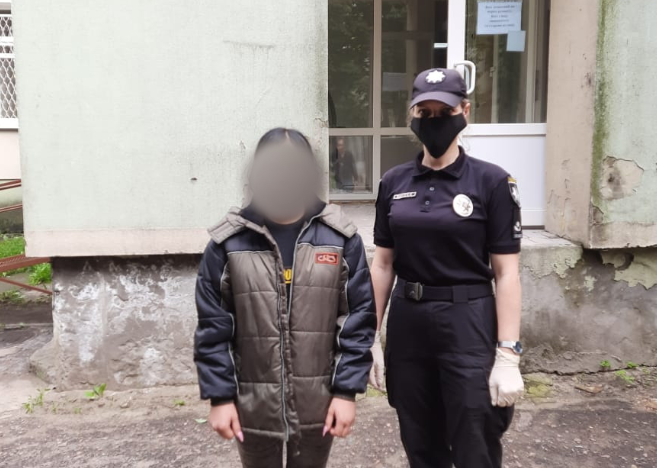 На Луганщині матір протягом доби тримала доньку на ланцюгу “у виховних цілях”
