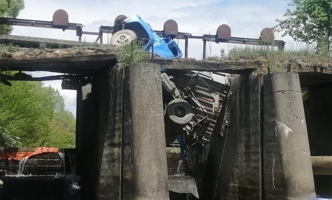 Аварія на Тернопільщині: під вантажівкою обвалився міст