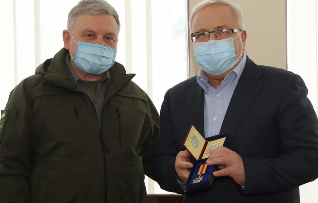 Міністр оборони вручив медаль ексрегіоналу Вілкулу, який звинувачував воїнів АТО у сепаратизмі