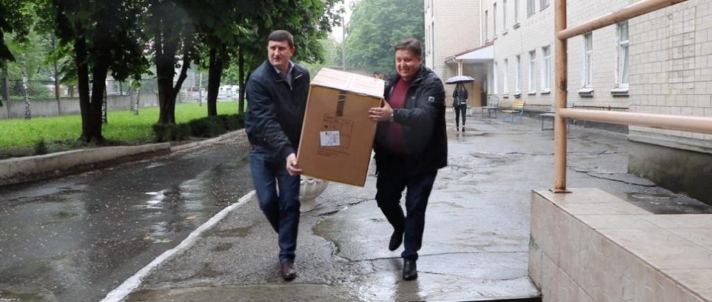 “Європейська Солідарність” передала захисні костюми від Порошенка медикам Білої Церкви