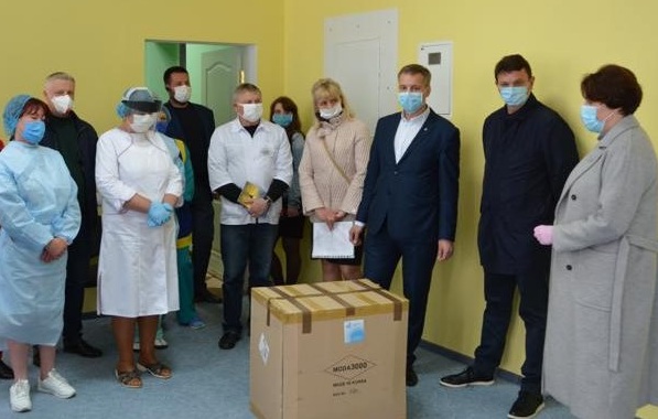 “Європейська Солідарність” передала медикам Полтавщини захисні костюми і пульсоксиметри від Порошенка