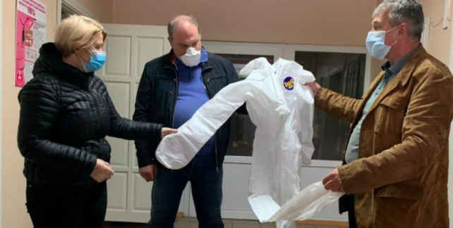 Медикам Житомирщини передали засоби захисту і пульсоксиметри від Порошенка