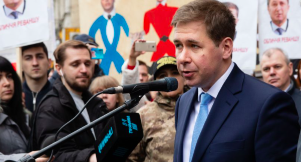 Адвокати Порошенка заявили клопотання про надання відеозаписів щодо спроби вручення підозри Порошенку
