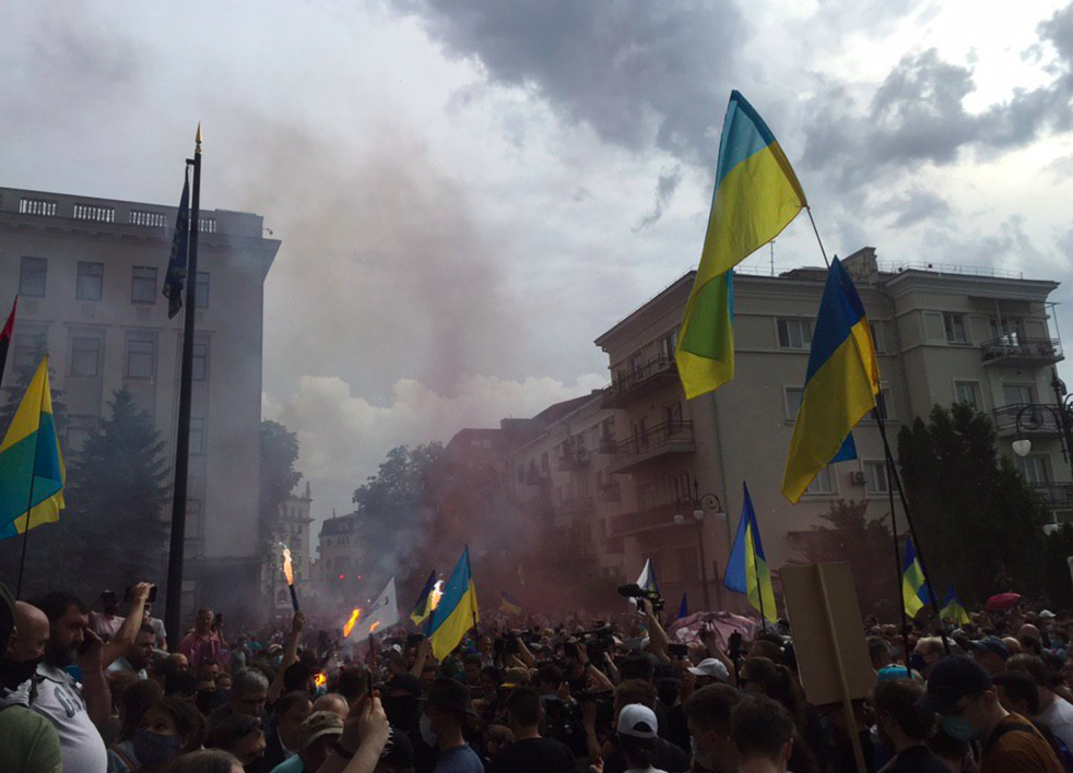 Останнє попередження: до офісу Зеленського прийшли тисячі прихильників Порошенка