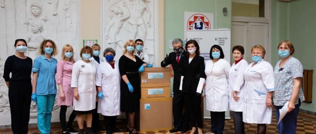 Порошенко привітав українських медиків: ви сьогодні на передовій боротьби за здоров‘я і життя