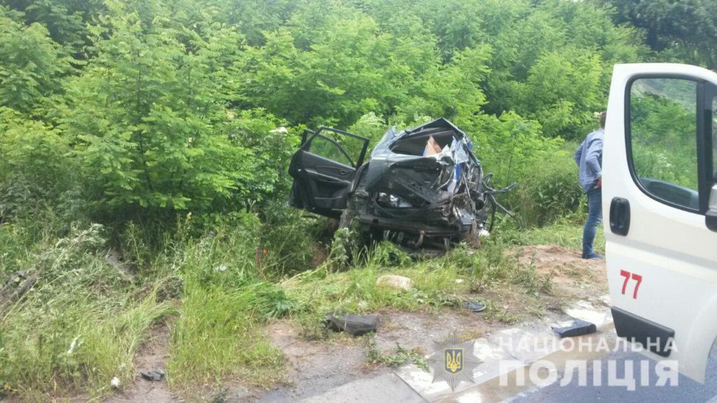 На Рівненщині позашляховик вилетів з дороги після зіткнення з вантажівкою, загинула дитина: моторошні фото