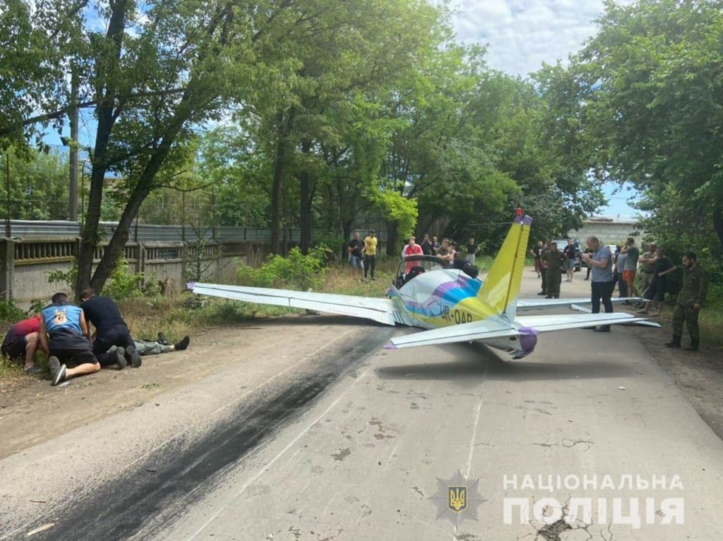 В Одесі у жилому районі впав літак, є постраждалі: фото, відео і перші подробиці