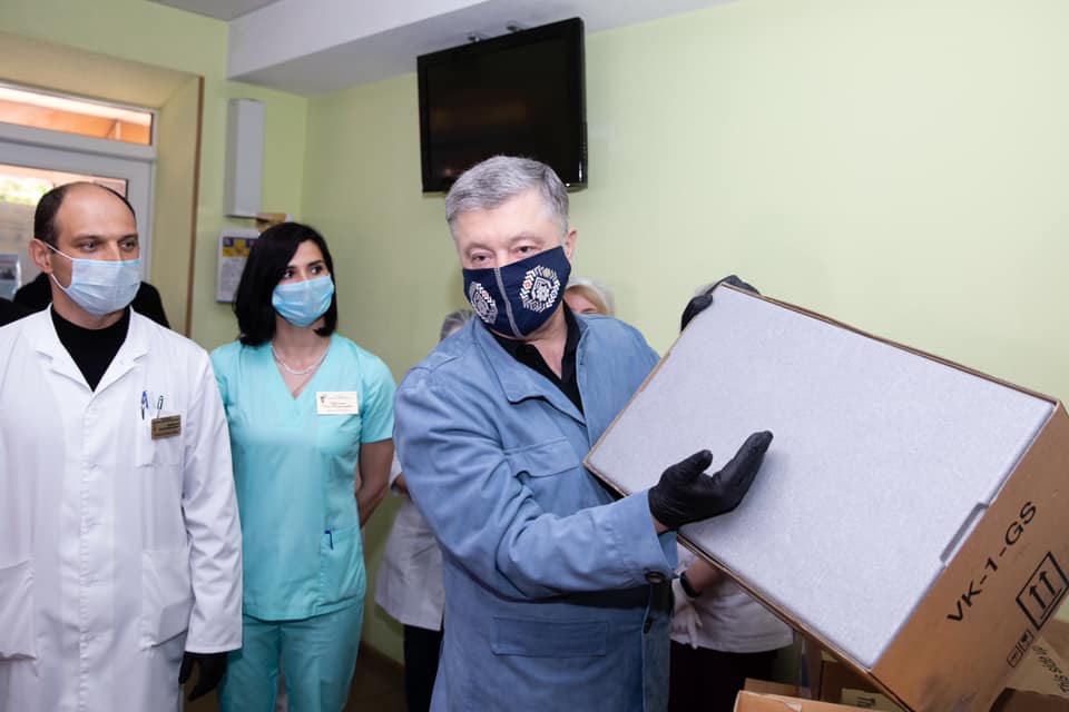 Першими тестують лікарів та педагогів: у Вінниці завдяки ІФА-тестам від Порошенка вже перевірили майже 1300 людей, антитіла знайшли у 31 людини