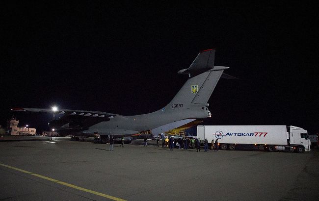 Маски, костюми та апарати ШВЛ: до Києва прибув найбільший за обсягами гуманітарний вантаж з Китаю