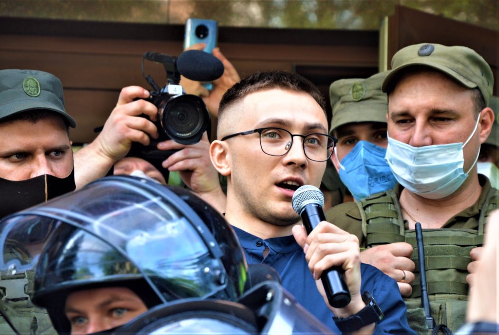 Стерненко приехал к дому, в котором проживает Венедиктова: видео