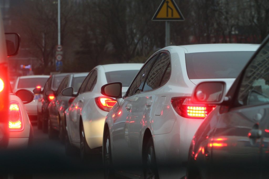 В Києві через сильні дощі затопило центральні вулиці: утворилися затори