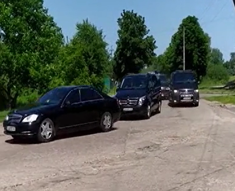 З’явилось відео гігантського кортежу Зеленського на Чернігівщині