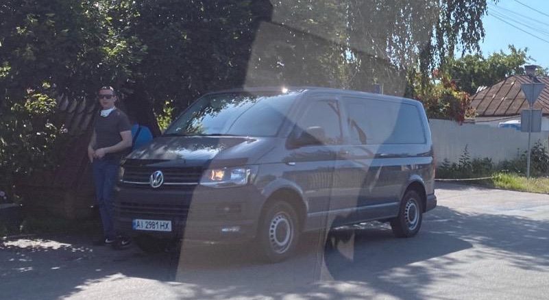 З’явилось фото автомобілів, які здійснюють незаконне стеження за Петром Порошенком