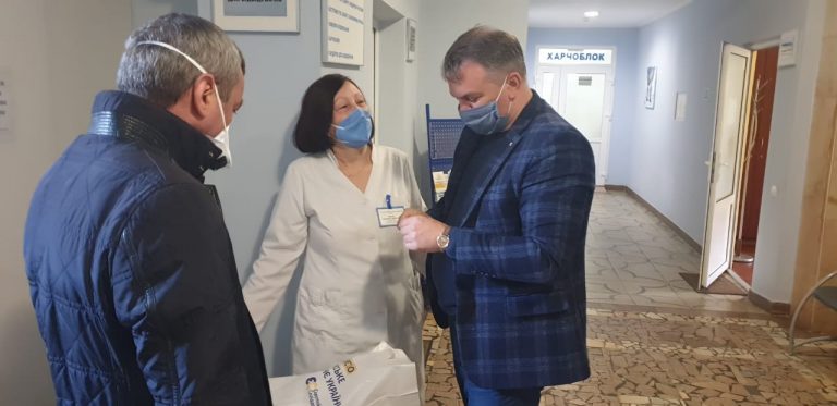 Партія швейцарських ІФА-тестів на коронавірус надійшла від Фонду Порошенка у Львівський обласний центр громадського здоров’я
