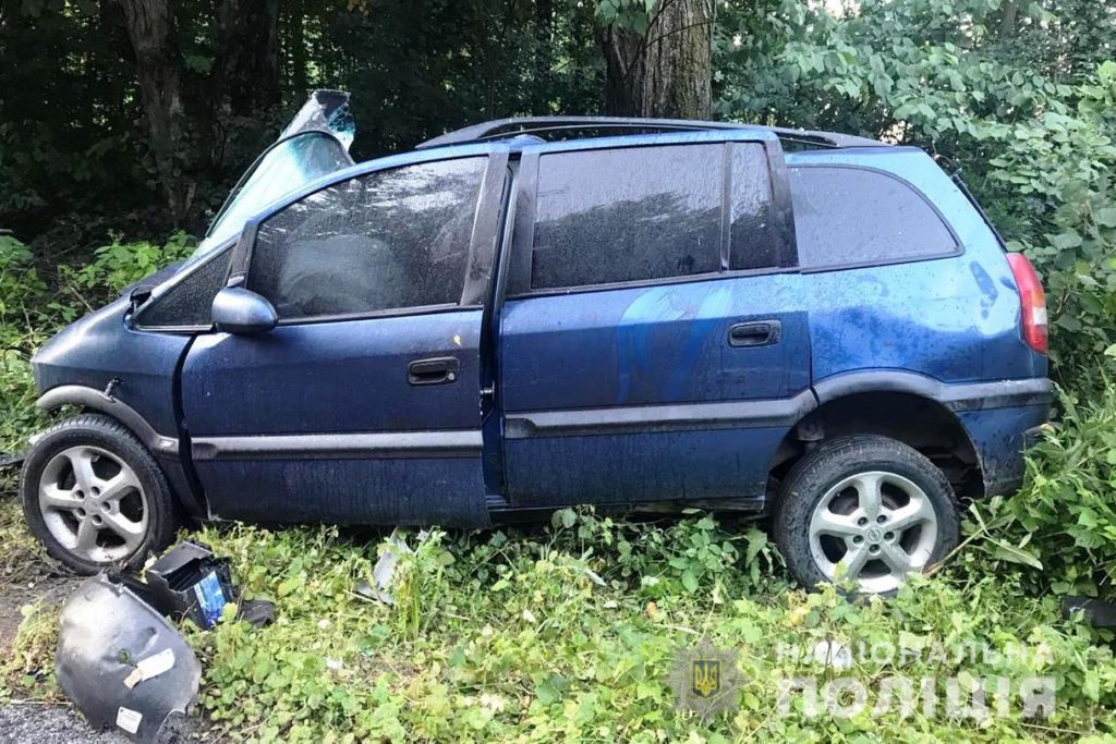 На Вінниччині легковий автомобіль врізався у вантажівку, багато загиблих і постраждалих