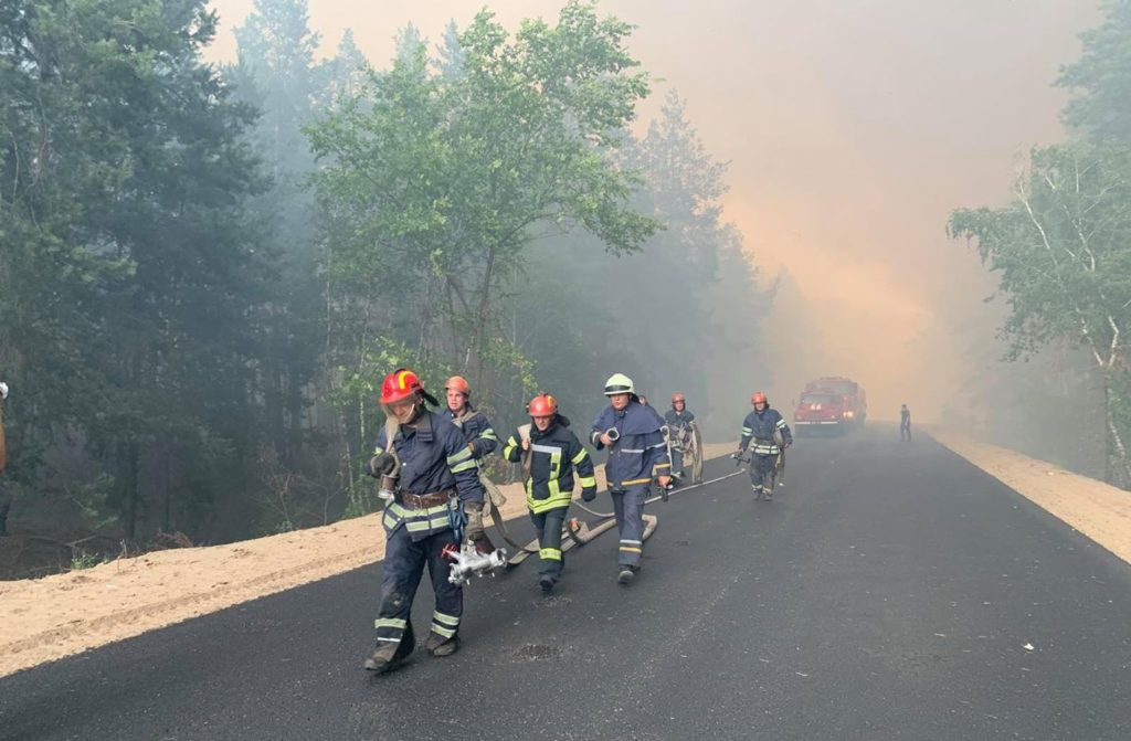 На Луганщині масштабна пожежа знищила десятки житлових будинків: четверо загиблих