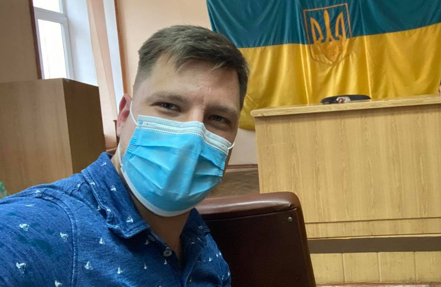 Біля Печерського суду проходить акція на підтримку ветерана АТО Олександра Погребиського