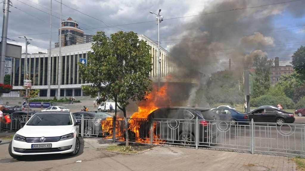 У центрі Києва горять кілька автомобілів: подробиці і відео