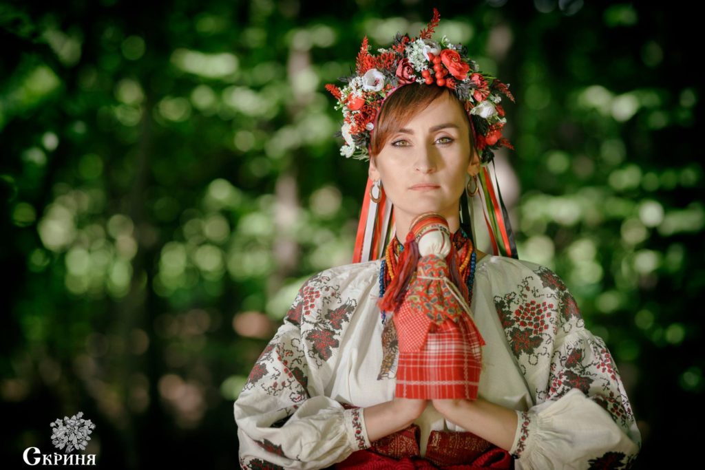 Солістка гурту Go-A взяла участь у проєкті “Скриня”, де постала в унікальній вишиванці: яскраві фото