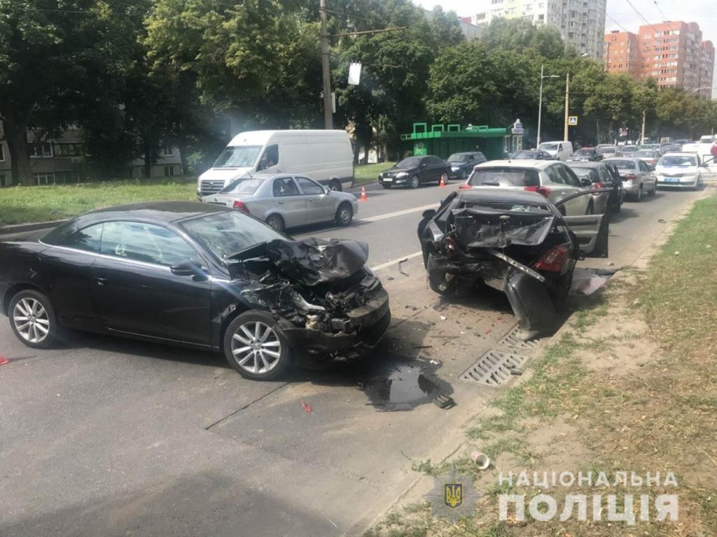 У Харкові зіткнулися п’ять автівок: в результаті ДТП двоє осіб травмовано