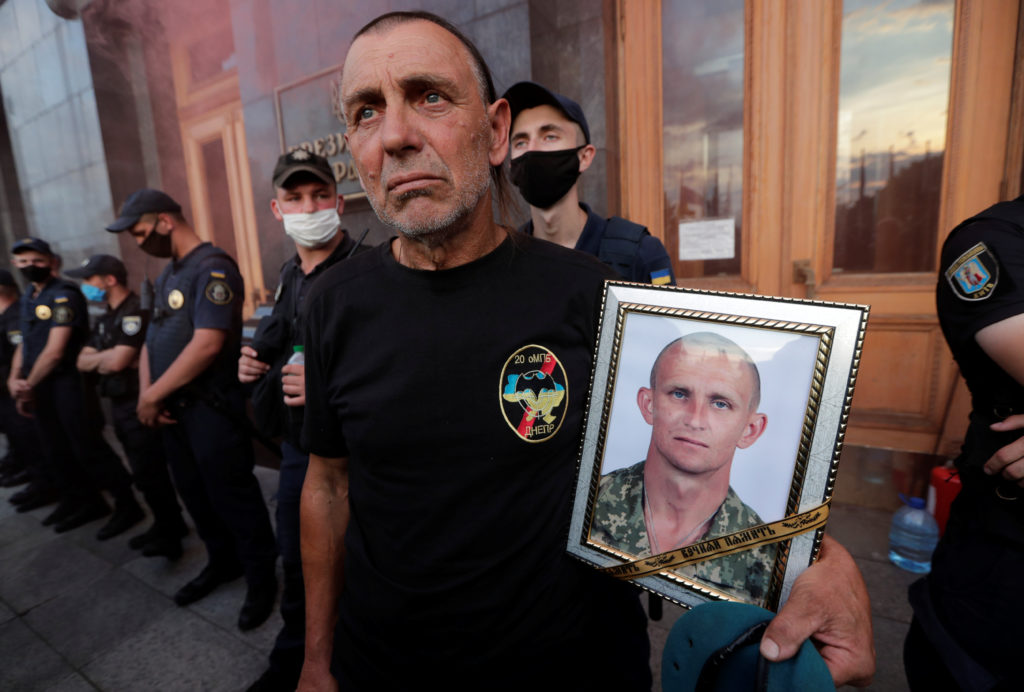 Отец погибшего разведчика Журавля подал в суд на Зеленского за превышение полномочий