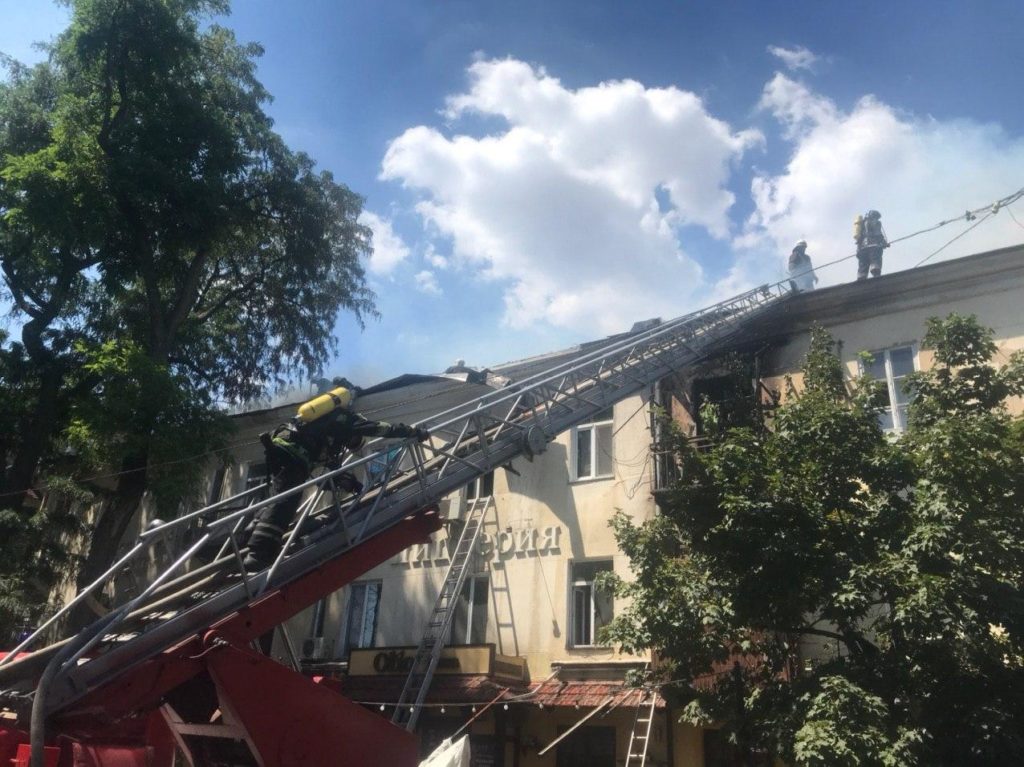 В Одесі ліквідували пожежу у житловому будинку ХІХ століття