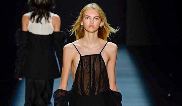 “Суміш демона і гремліна”: у Chanel з’явилася нова модель нетипової зовнішності