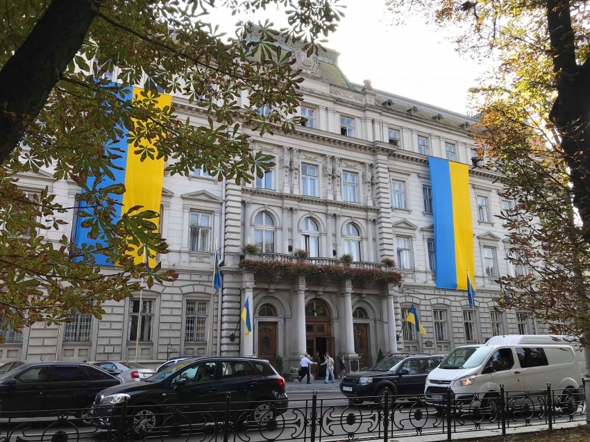 Руки геть від мови рідного народу: Львівська облрада офіційно звернулась до Зеленського та “слуг”