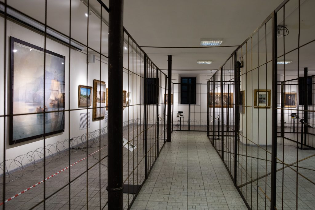 Мистецтво з-за ґрат: у музеї Івана Гончара аншлаг на виставці картин з колекції родини Порошенків