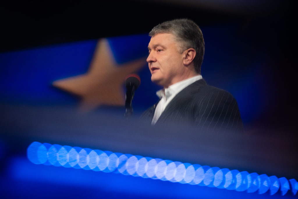 Біля вагону Сердючки йому комфортніше, ніж біля танку: Порошенко розкритикував заяву Зеленського про парад