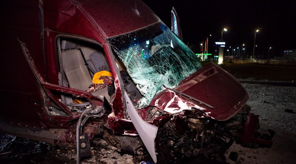 У Дніпрі легковий автомобіль врізався у мікроавтобус, загинуло щонайменше двоє осіб: моторошні фото