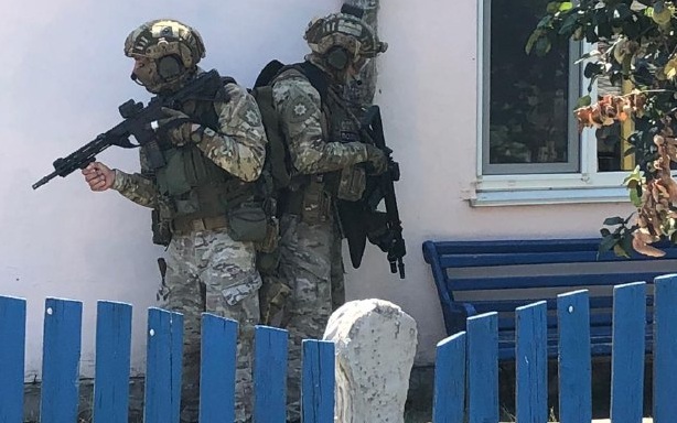 На Херсонщині чоловік влаштував стрілянину з власного будинку: є поранений