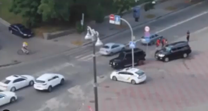 В Києві патрульні проігнорували грубе порушення ПДР з боку кортежу із преміальних авто