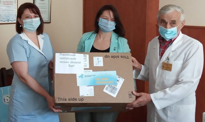 Рівненська лікарня отримала нову партію ІФА-тестів від Фонду Порошенка