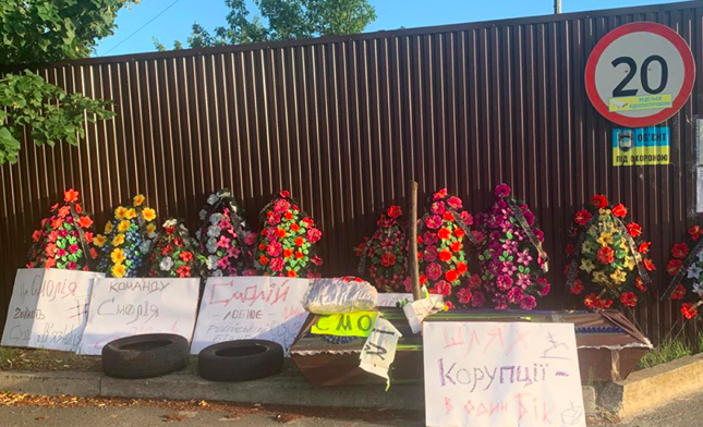 Ексглаві НБУ Смолію під будинок підкинули труну та вінки: у Нацбанку вважають організатором Коломойського