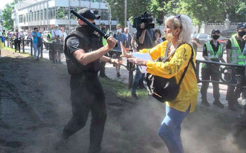 Соцмережі обурило фото з акції під Радою, де поліцейський напав на вчительку