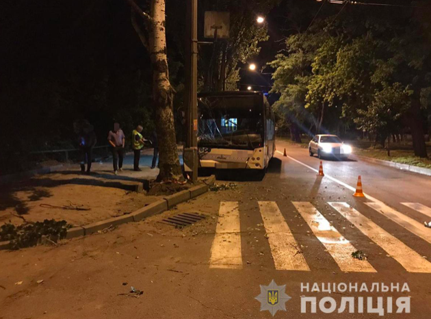 У Запоріжжі автобус влетів у електроопору: багато постраждалих
