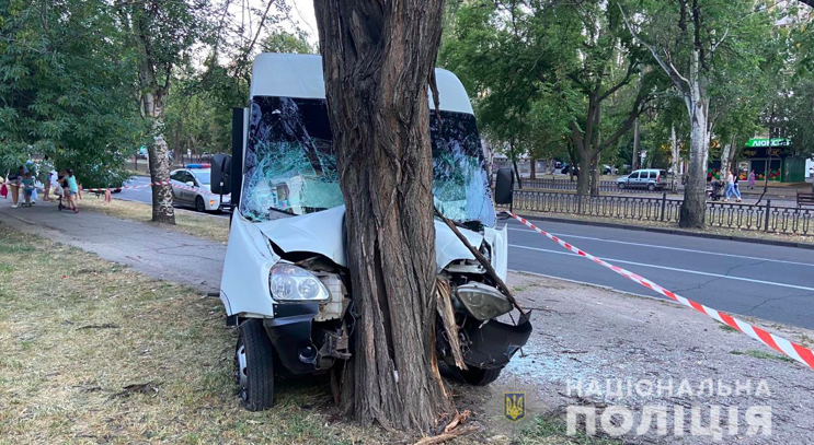 У Миколаєві маршрутка влетіла у дерево, багато постраждалих