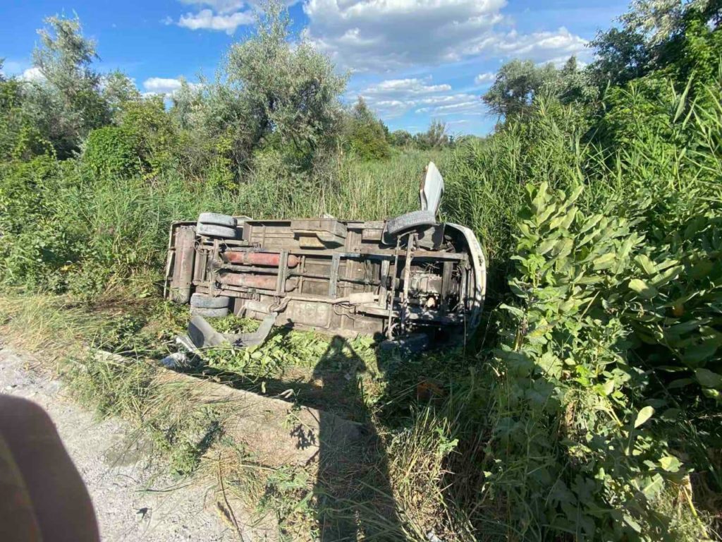 На Дніпровщині перекинувся автобус з пасажирами: багато постраждалих