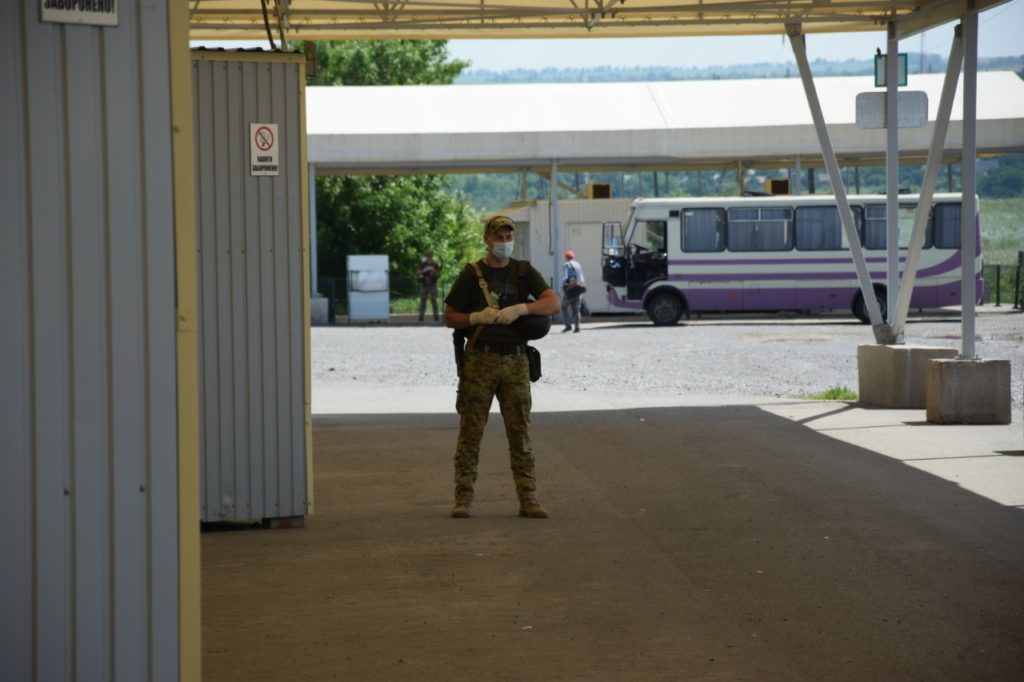 На лінії розмежування функціонують три контрольно-пропускні пункти