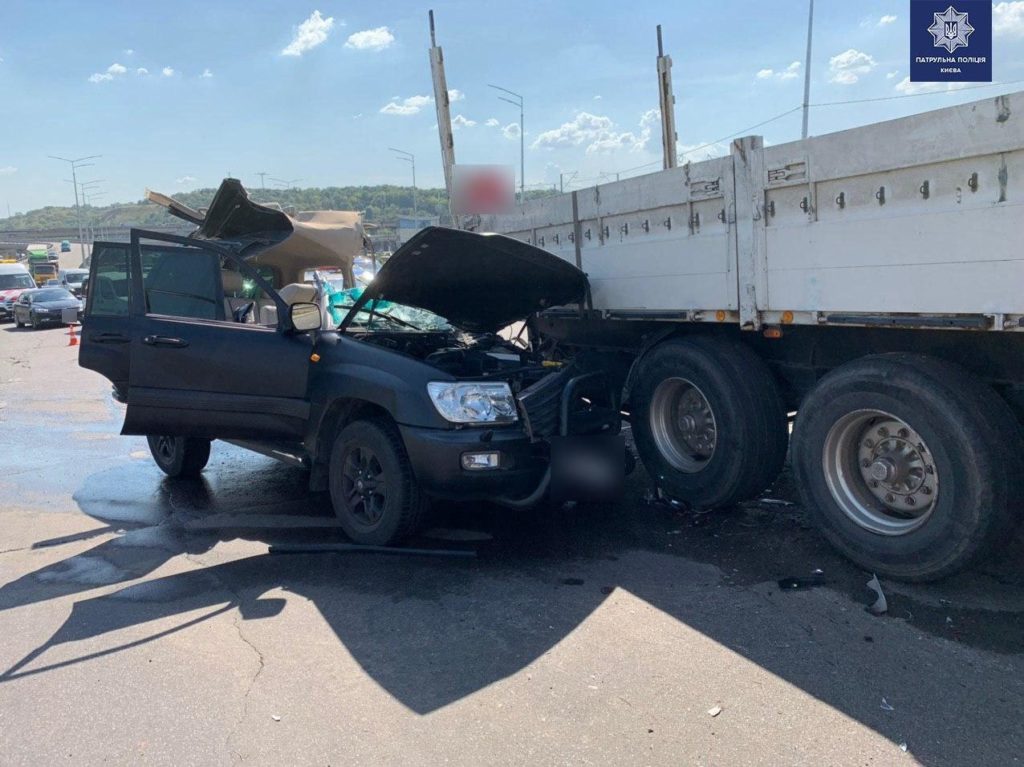 В Києві на Наддніпрянському шосе зіткнулися два автомобілі: є загиблий