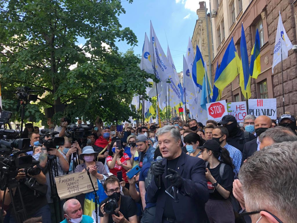 “Кварталівські штучки” в Україні вже не проходять, ми захистимо країну – Порошенко під ДБР