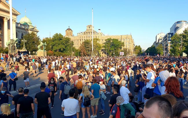 Російські ЗМІ поширюють фейки про причетність українців до масових заворушень у Сербії