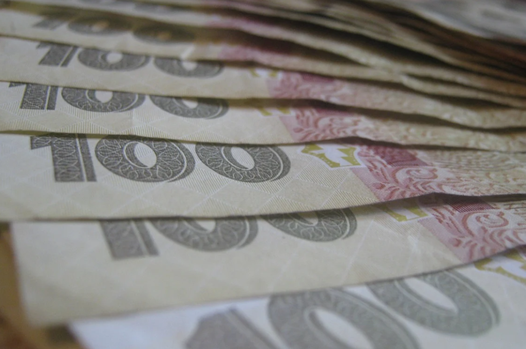 Держстат: менше 5 тисячі гривень зарплати отримують 7% українців, понад 25 тисяч – 9,6%