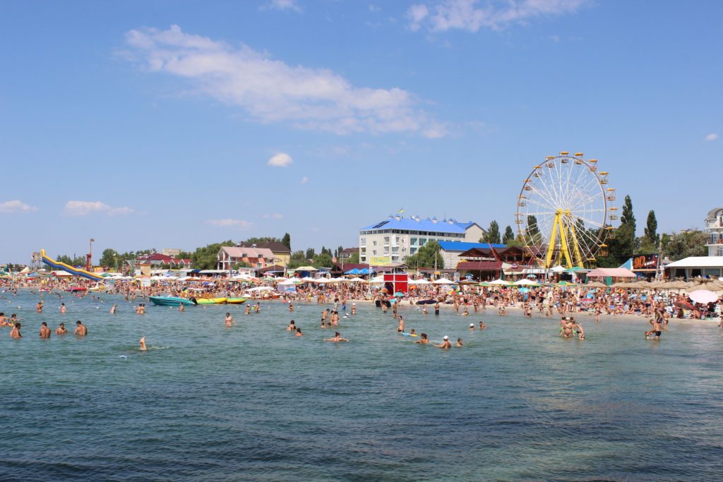 На курортах Херсонщини почали тестувати на COVID-19 персонал баз відпочинку та пансіонатів: перші результати