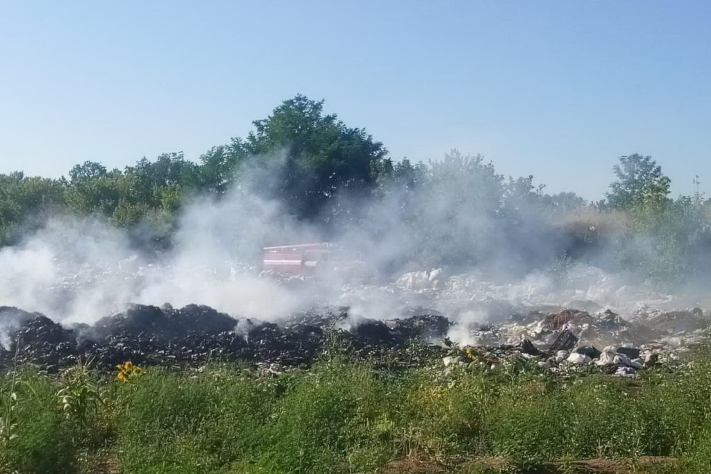 На Харківщині сталася масштабна пожежа на міському звалищі
