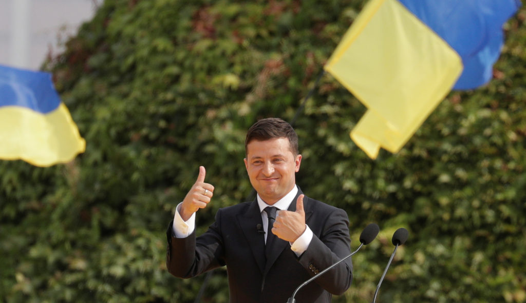 У “найкращих” радянських традиціях: на Черкащині Зеленского зустріли короваєм, він його не скуштував
