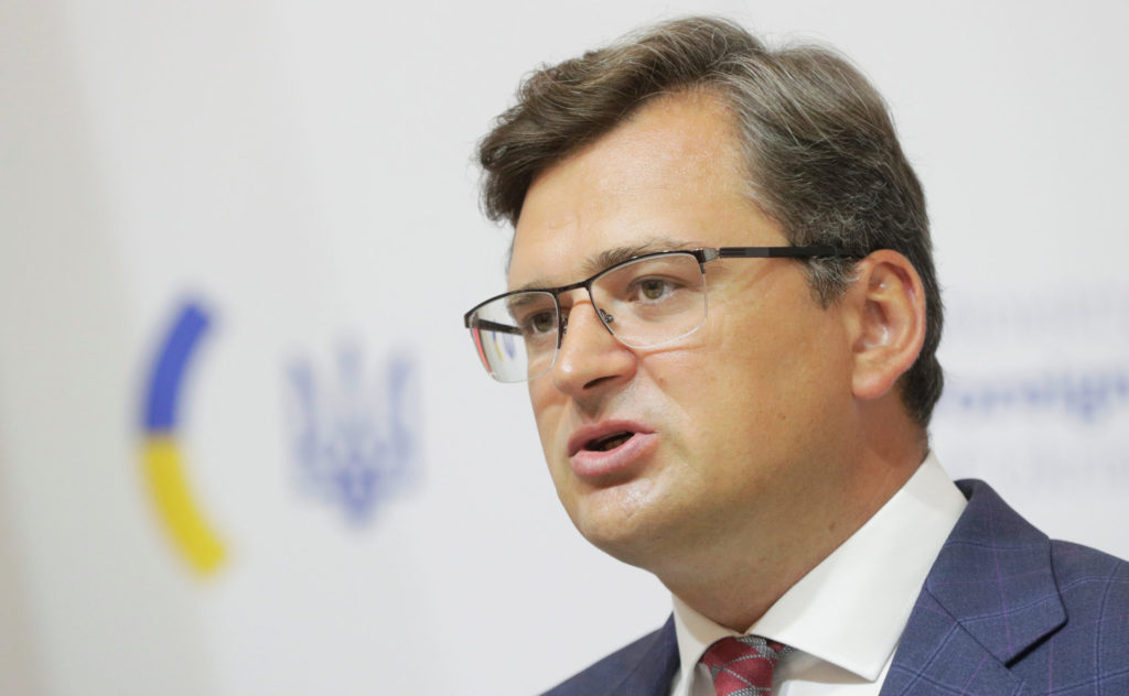 Санкції проти РФ: Кулеба та Боррель провели телефонну розмову перед візитом євродипломата в Москву