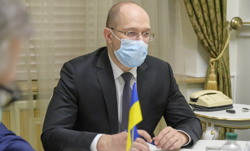 Курс долара, зростання зарплат та інфляція: уряд Шмигаля затвердив прогноз на 2022-24 роки